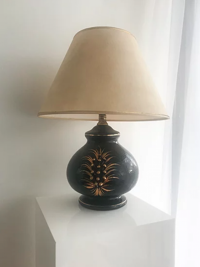 Zwarte tafellamp met goudkleurige details