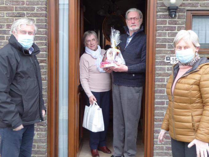 Okra verwende de 80-plussers met een verrassing. Van links naar rechts bemerk je Marc Coppens, het echtpaar Roger en Annie Depraetere-Decock uit de De Taeyelaan en Lieve Rogé van Okra Deerlijk.© (Foto DRD)