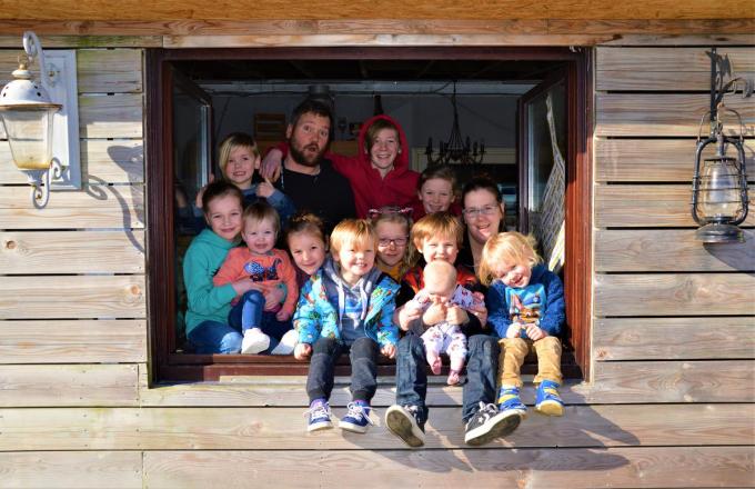 Kelly De Loose (32) en Nathan Vandeputte (37) zijn met hun elf kinderen.©WK WK