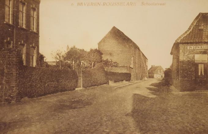 Het kruispunt van de School- en Wijnendalestraat in 1916, waar op Schuwe Maandag nog hevig gevochten werd.