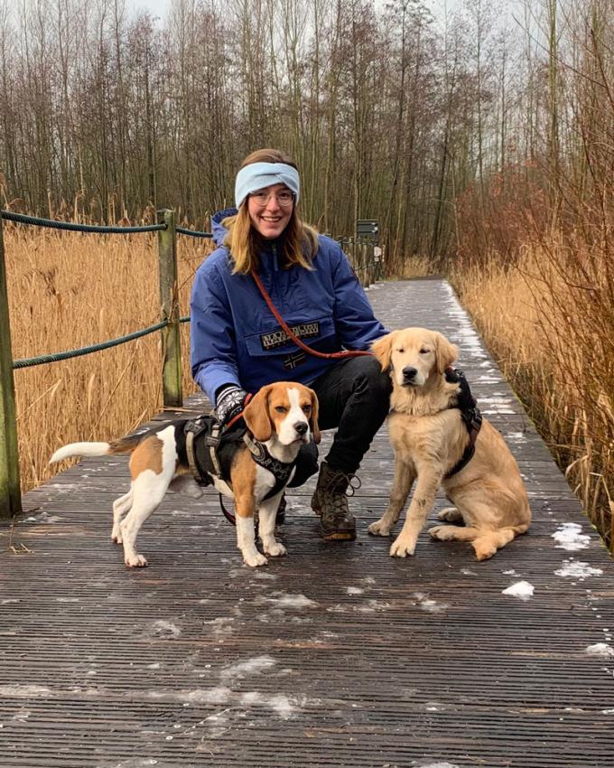 Redactrice Jolien (23) + beagle Ollie (3) en golden retriever Ludo (7 maanden)