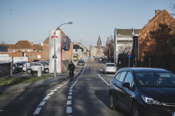 De Driekerkenstraat zoals die er vandaag nog uitziet. Hier komt straks een fietsstraat, met ruimte voor groen en bredere voetpaden. En een knip.© Olaf Verhaeghe