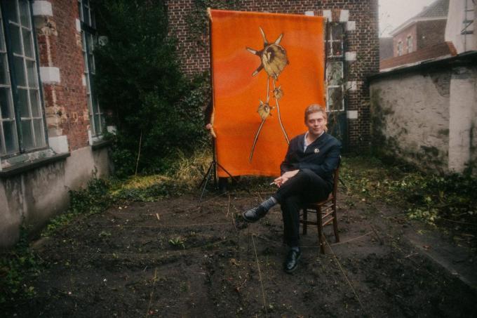 Thomas in zijn stadstuintje waar straks een hele reeks narcissen uit groeien. (Foto Daniil Lavrovski)