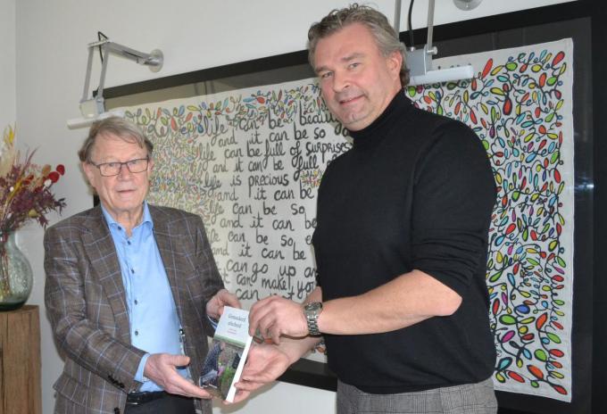 Manu Keirse ontving een exemplaar van ‘Gemaskerd afscheid’, het eerste boek van burgemeester Claude Croes.© (Foto MVD)