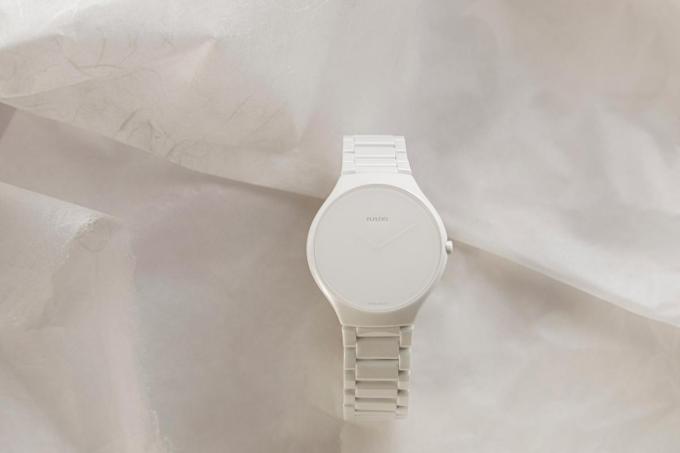 De tijd lijkt vrij vaag op dit witte horloge en dat is ook het onthaastende idee achter dit concept van Li Edelkoort voor Rado (2.050 euro).© Oliver Borchert