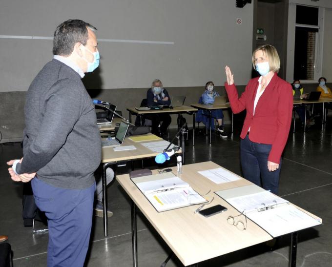 Sandy Priem legt de eed af bij Steven De Maesschalck, voorzitter van de gemeenteraad.©FODI FODI