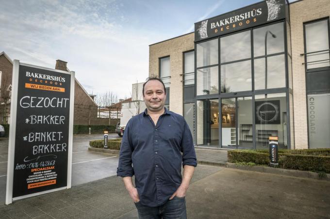 Bakker Luc Decroos voor de nieuwe bakkerij. Zoals je links kan zien zoekt hij ook nog collega’s. (foto SB)© Stefaan Beel