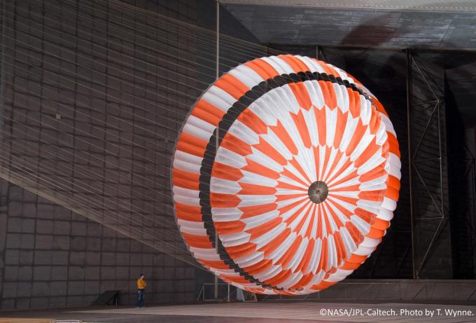 De parachute werd uitvoerig getest in een windtunnel.©T. Wynne. NASA