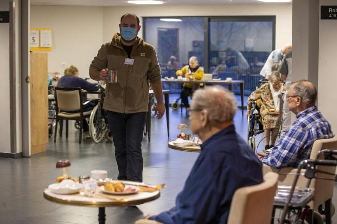 Een vrijwilliger in een woonzorgcentrum aan het werk.© Nicolas Maeterlinck