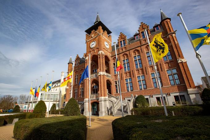 Sinds het overlijden van burgemeester Lippens hangen de vlaggen aan ‘zijn’ gemeentehuis halfstok.© BELGA