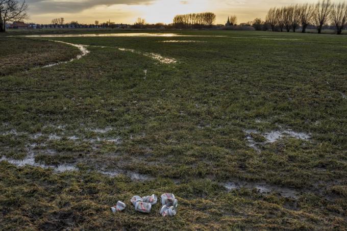 Na de winterprik lag er heel wat zwerfvuil in de Meersen. (Foto JS)©jan_stragier Jan Stragier