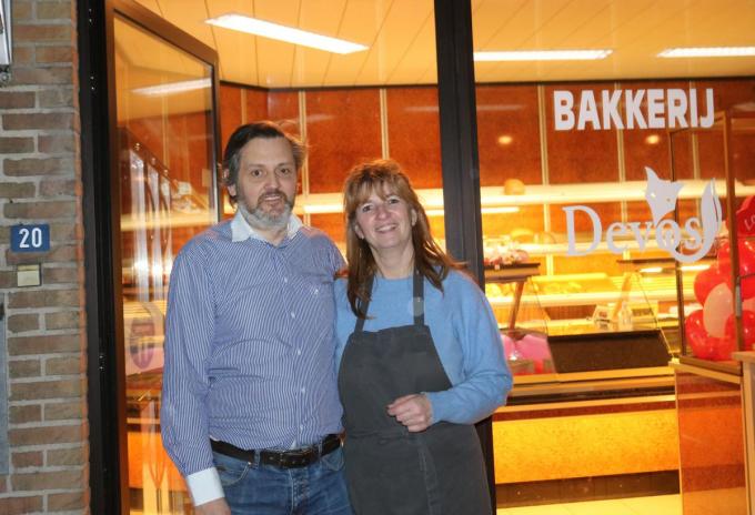 We zien bakker Rik Devos en zijn echtgenote Nancy Van Buyten, die de winkel voor haar rekening neemt. (foto ACK)