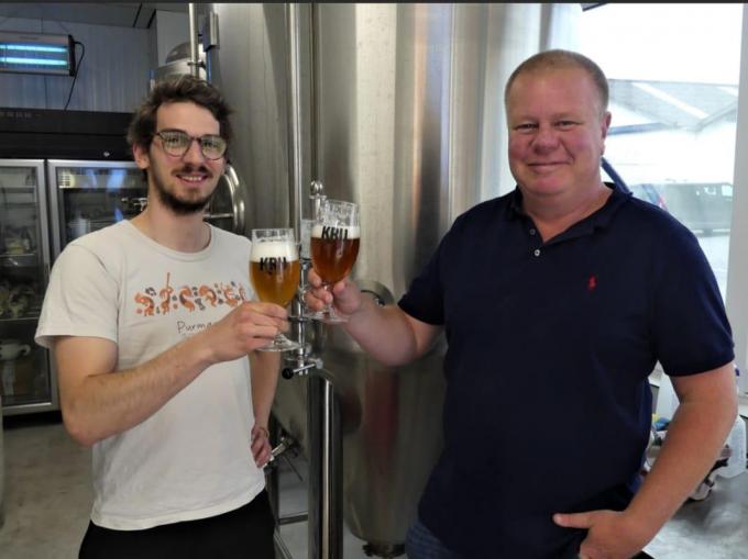 Mathias Vanoverschelde en Kurt Vankeirsbulck brouwen hun eigen bier. (foto Anthony Statius)