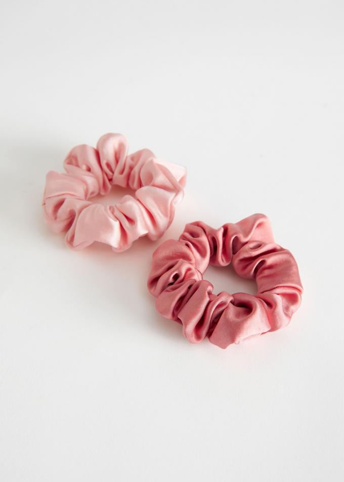 Set van twee roze satijnen scrunchies