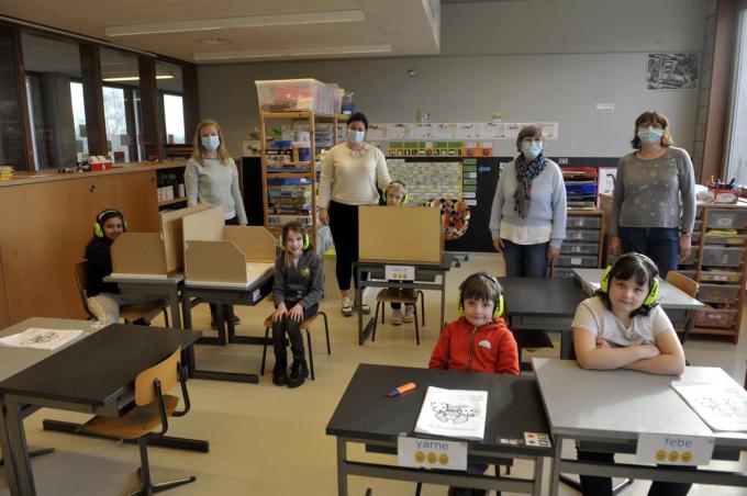 In een klaslokaal van De Zon poseren v.l.n.r. Tine Maes, Saïdja Hellebuyck, schepen Katrien Vandecasteele en schepen Martine Verhamme. (foto FODI)©PADI Fodi