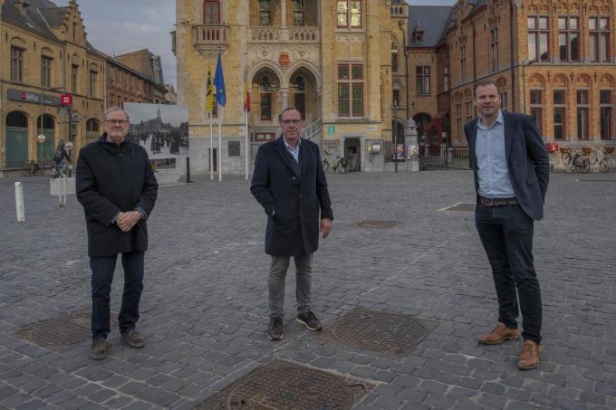 Op de foto zien we v.l.n.r. Philip Crousel, Stephan Van Herck en schepen Ben Desmyter op de Grote Markt.© MD