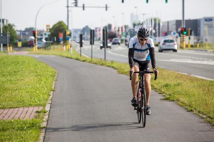 In tegenstelling tot andere provincies koos West-Vlaanderen om zijn fietssnelwegen voornamelijk langs gewestwegen aan te leggen.© Davy Coghe