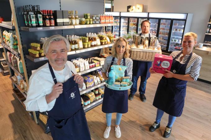 Winkelverantwoordelijke Louis Van Belleghem met medewerkers Anja Grunewald, Aquin Boulliart en Valerie Pyck in de nieuwe zaak. (foto PM)© (foto PM)