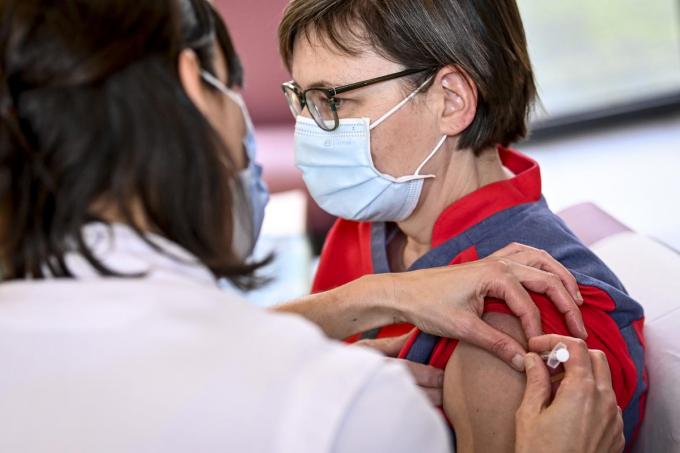 Een personeelslid van een woonzorgcentrum krijgt een vaccin. In onze provincie weigert nog geen 5 procent resoluut het prikje tegen het coronavirus. (foto Belga)© BELGA