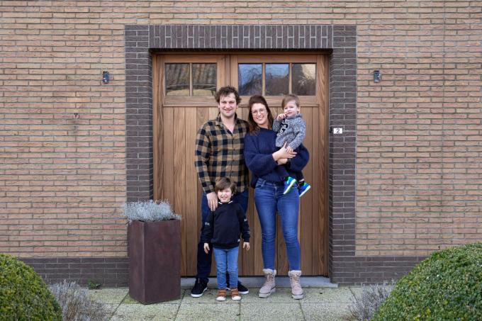 Het gezin Annoot vindt Sint-Jacobskapelle een dorp uit de duizend. Op de foto zien we Arne Annoot en Jill Clercx met hun twee zoontjes Baptist en Korneel voor de deur van hun huis in de Sint-Jacobsstraat. (foto KLD)©Kurt Lapere