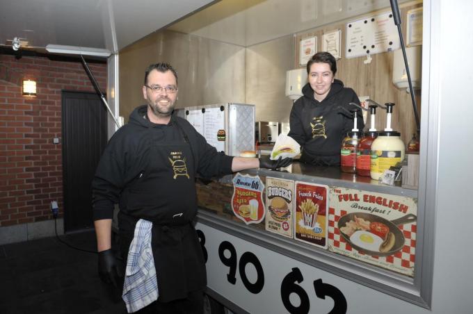 Mieke en Jan maken hamburgers volgens een eigen recept klaar. (foto FODI)©FODI