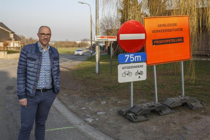 Eenrichtingsverkeer in de Tuimelarestraat in Moorslede met op de foto schepen Jurgen Deceuninck. (foto JS)© Jan Stragier