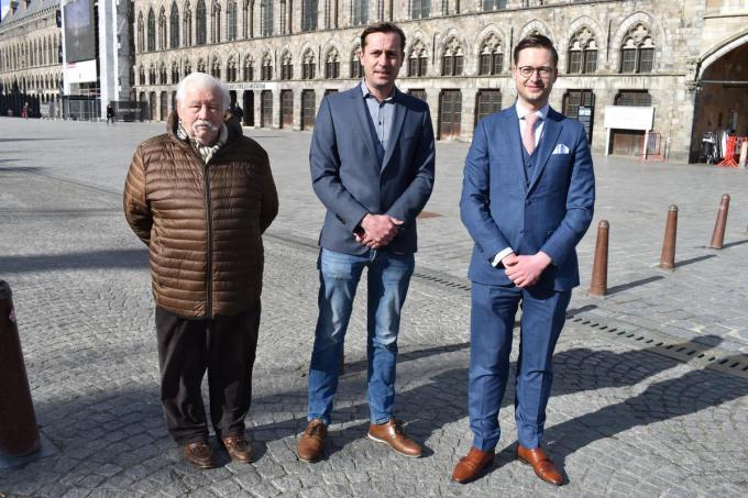We zien v.l.n.r. Eric Jaeghers (regioverantwoordelijke Vlaams Belang Middenkust), Stefaan Leterme en Wouter Vermeersch op de Grote Markt van Ieper. (Foto TOGH)