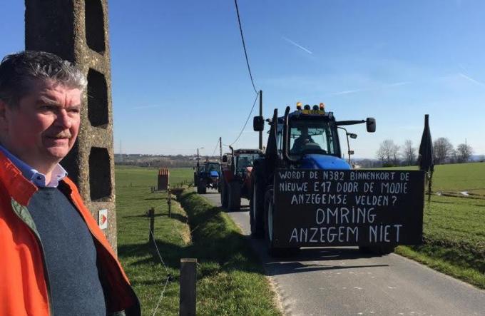 Burgemeester Gino Devogelaere (SAMENéén) steunde met veel enthousiasme de actie van het actiecomité ‘Omring Anzegem niet’ en de Anzegemse landbouwers en sympathisanten.© GV