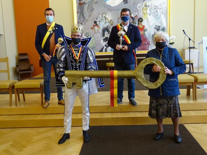 Prins Mario met de sleutel van de stad Oostende, met schepen Donck, burgemeester Tommelein en zijn moeder.© FRO