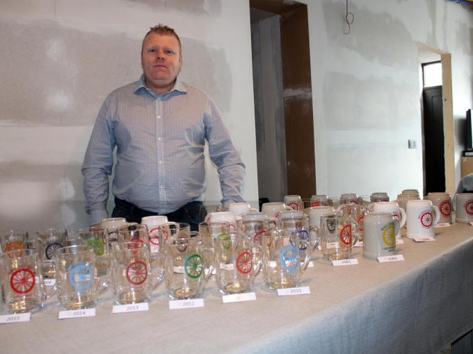 Juri Rommens verzamelt bierpotten en dito glazen die naar de Meense Wieltjesfeesten verwijzen. (foto WO)©wilfried Ossieur