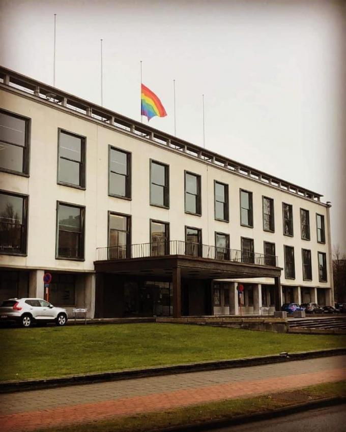 Op het Oostendse stadhuis hangt de regenboogvlag halfstok.© Instagram Silke Beirens