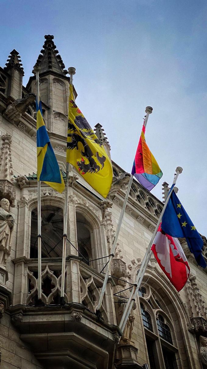 Ook aan het stadhuis van Kortrijk hangt de regenboogvlag tussen de andere officiële vlaggen.© Twitter Axel Weydts