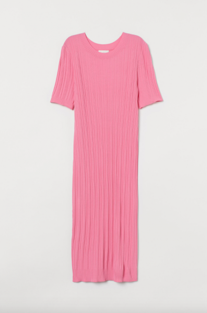 Roze ribgebreide midi-jurk met korte mouwen