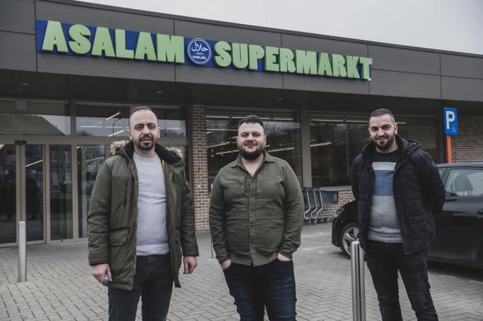 Waleed Khalid, Hakam Darsam en Dhannoon Khalid van Asalam, de nieuwe halalsupermarkt in Kortrijk.© Olaf Verhaeghe