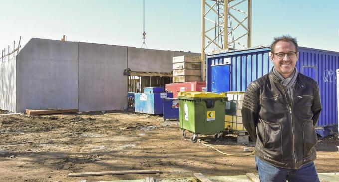 Burgemeester Youro Casier op de werf waar het nieuwe gemeenschapscentrum komt.© (Foto LVW)