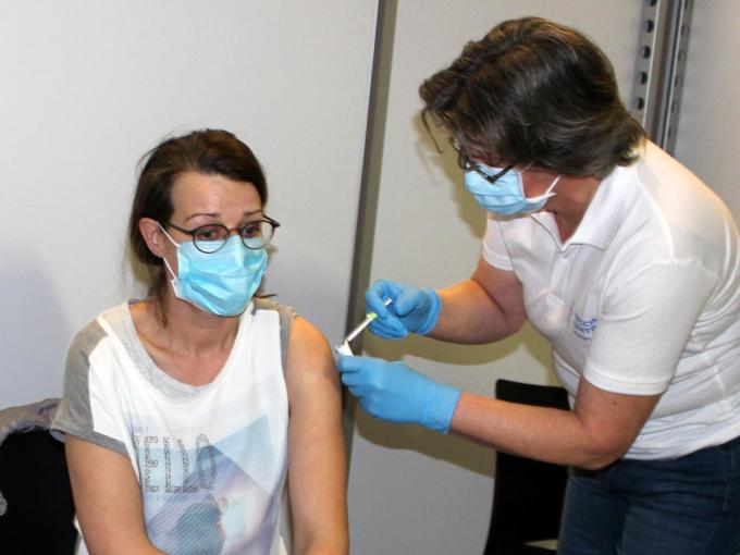 Severine kreeg in februari als eerste een prik in vaccinatiecentrum van Menen. Vanaf woensdag komen nu ook de 85-plussers aan bod.© (Foto WO)