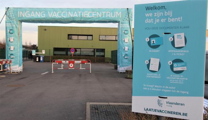 De ingang van het vaccinatiecentrum Furnevent.© MVO