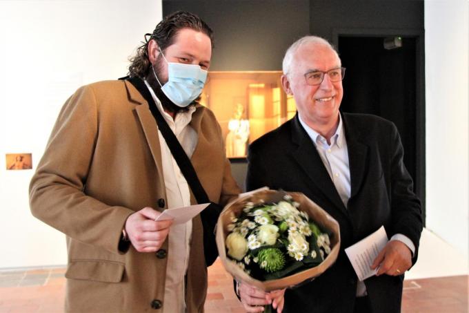 Jozef Laevens overhandigde de bloemen en de cheque van 5.000 euro aan Sebastian Steveniers.© (Foto JVGK)