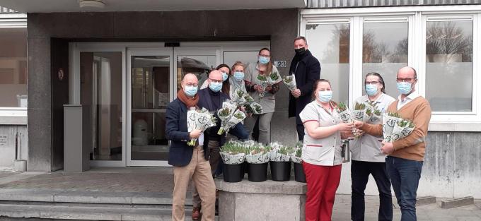 De medewerkers van WZC Westerlinde kregen allemaal een boeketje tulpen.