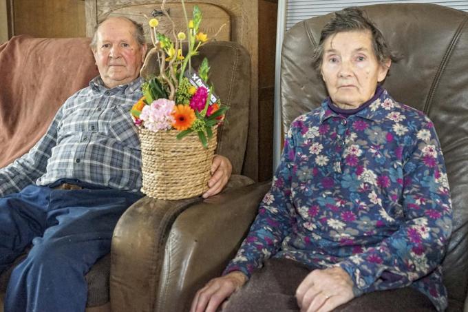 Pol Declerck (81) en Nera Vanallemeersch (82) zijn al 60 jaar elkaars steun en toeverlaat én abonnee op onze krant.© CLL