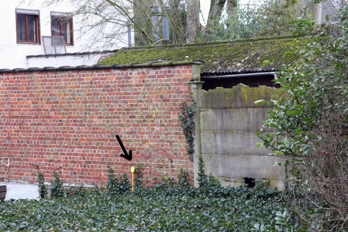 Het gele paaltje (aangeduid met een pijl) bij de muur achter het voormalige Sociaal Huis geeft aan waar de doorgang naar de tuin de Brouckere straks komt.©Johan Sabbe 