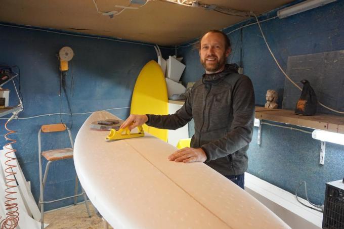 Luc Paccou in zijn atelier, waar hij golfsurfplanken maakt. De Bredenaar gaat sinds kort als lifecoach door het leven. (foto MM)