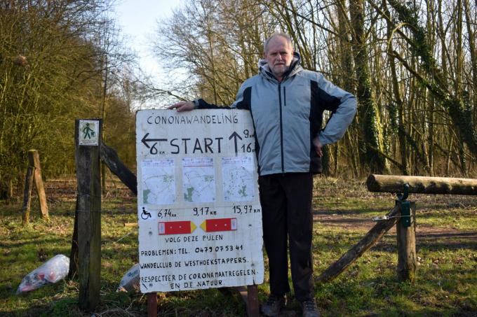 Dirk Vangheluwe bij het bord dat de ‘coronawandelingen aangeeft. (foto EG)