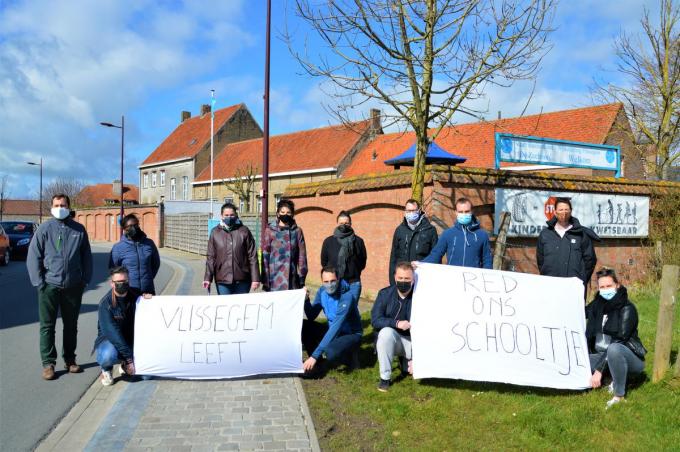 De ouders protesteerden deze week met spandoeken tegen de sluiting van het wijkschooltje.© WK