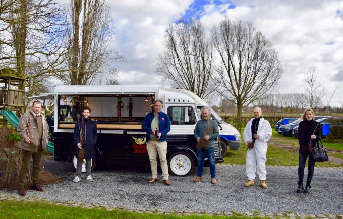 We zien v.l.n.r.: Lieven Lootens (’t Aards Paradijs), Gilles De Backer (Utopiaevents), Jef Versele (Brouwerij Van Steenberge), Bart Van Parijs (Purfruit), Ronny De Vylder (imker) en Sarah Parent (Go Forest).© Fytch/New Koncept