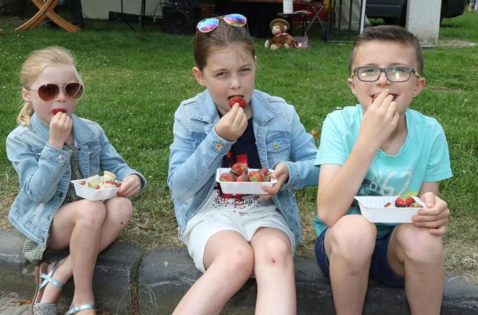 Amy-June,Anna-Noor en Quinn genieten van verse aardbeien met chocolade tijdens de meest recenten Zoetemarkt in 2019.©Eric Flamand EF