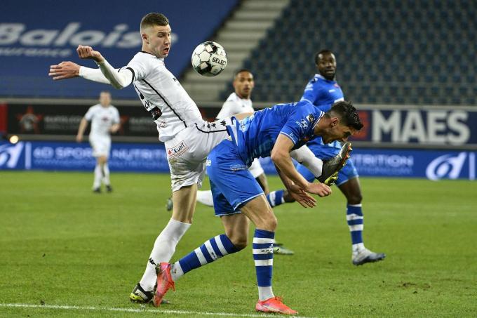 Pavlovic (Cercle Brugge) en Yaremchuk (KAA Gent) tijdens de match tussen KAA Gent en Cercle Brugge.©Johan Eyckens BELGA