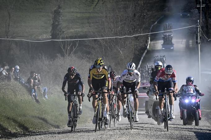 In de Strade Bianche vochten Van Aert en Van der Poel een duel uit. Volgt vandaag in de E3 Saxo Bank Classic een nieuwe clash?© BELGA