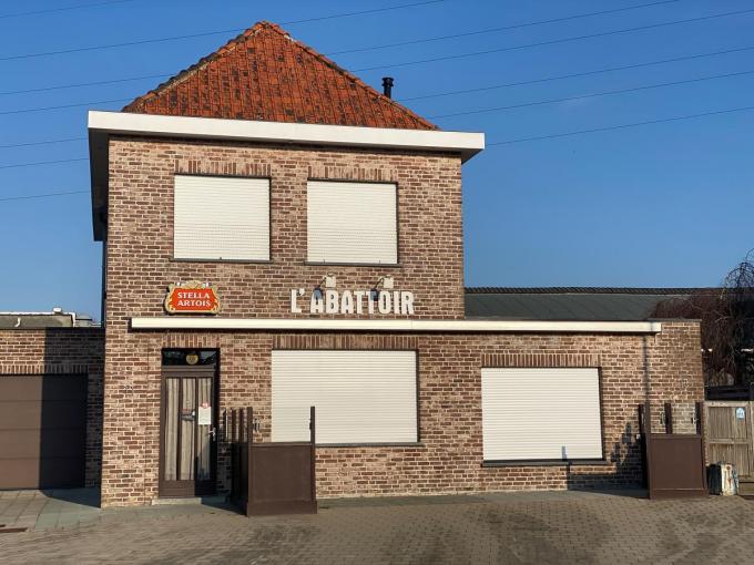 Jeugdhuis De Tunne verhuist na de brand tijdelijk naar het leegstaande café l'Abattoir. (foto Frank)© Frank Meurisse