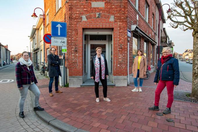 Hier komt de nieuwe Wereldwinkel. Op de foto: vrijwilligers Emmi Vandenbussche, Kris Vandenbussche, Heidi Casteleyn, Ine Degrande en Dorine Beernaert.© Foto Kurt